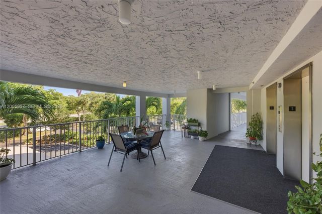 625 Oaks Drive 304, Pompano Beach, FL 33069