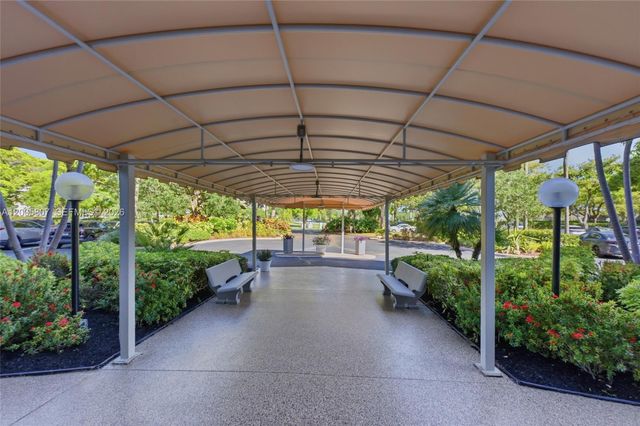 625 Oaks Drive 304, Pompano Beach, FL 33069