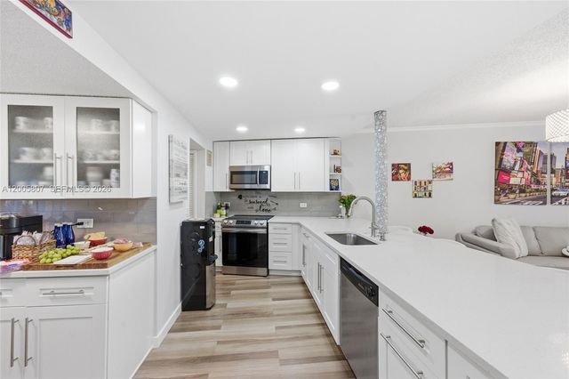625 Oaks Drive 304, Pompano Beach, FL 33069