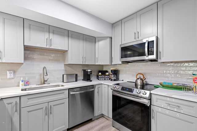 702 W Bloxham Street, Lantana, FL 33462