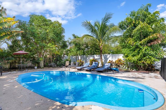 702 W Bloxham Street, Lantana, FL 33462