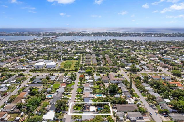 702 W Bloxham Street, Lantana, FL 33462