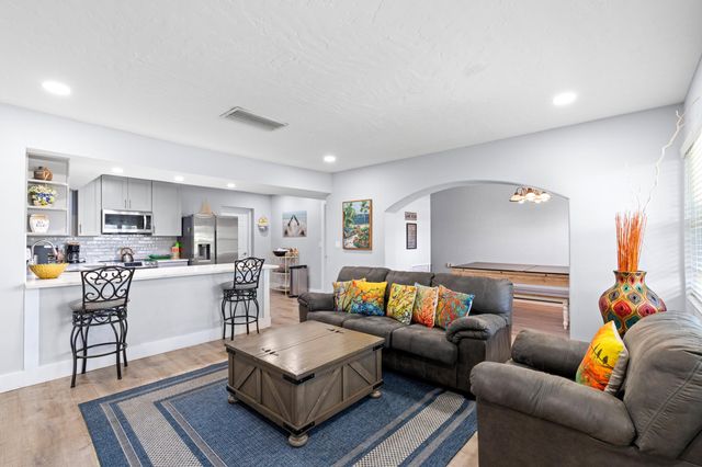 702 W Bloxham Street, Lantana, FL 33462