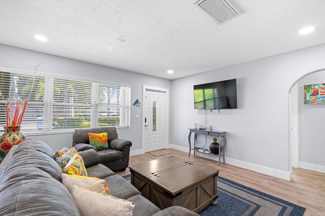 702 W Bloxham Street, Lantana, FL 33462