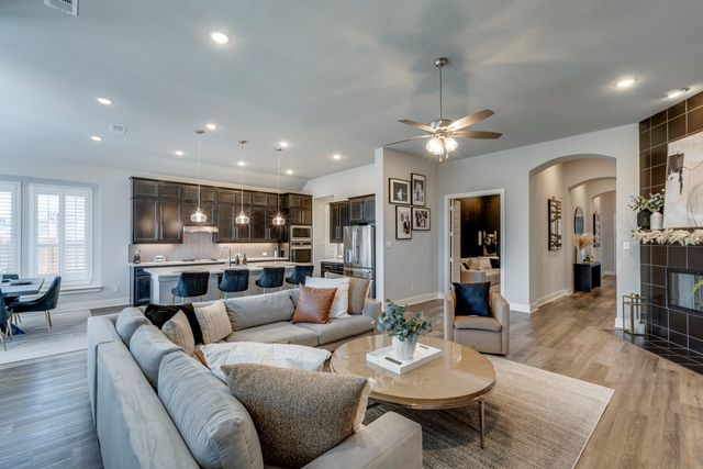 512 Country Meadows Boulevard, Waxahachie, TX 75165