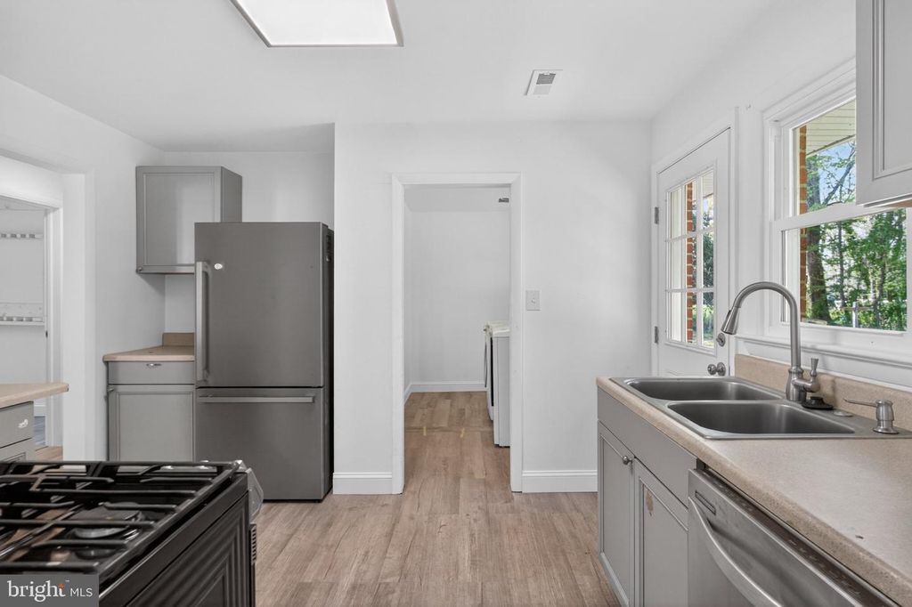 Image 13 of property listing at 45278 COVE MANOR RD, California, MD 20619