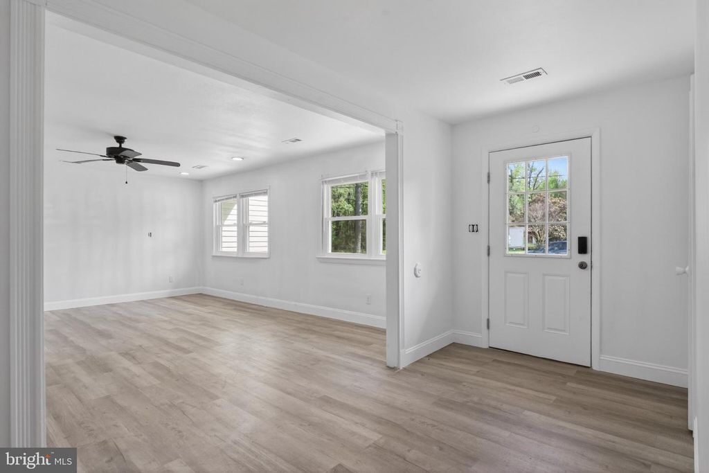 Image 8 of property listing at 45278 COVE MANOR RD, California, MD 20619