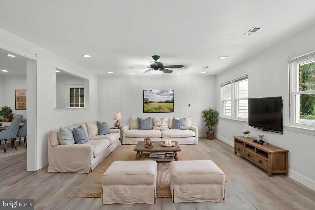 Image 9 of property listing at 45278 COVE MANOR RD, California, MD 20619