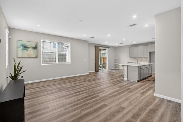 9453 Del Seis Dr, Sacramento, CA 95829