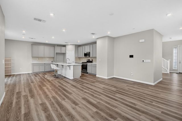 9453 Del Seis Dr, Sacramento, CA 95829