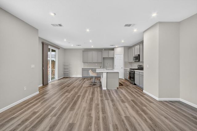 9453 Del Seis Dr, Sacramento, CA 95829