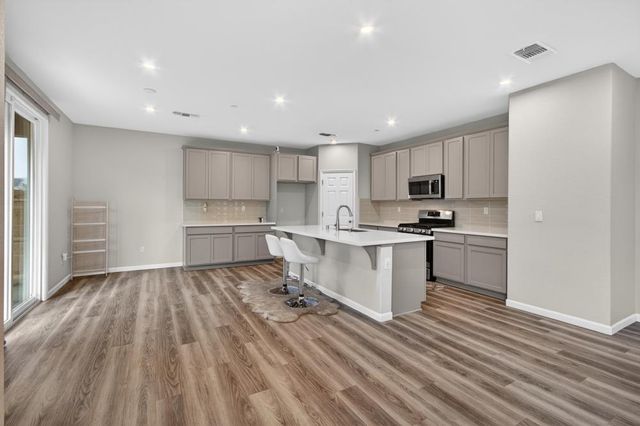 9453 Del Seis Dr, Sacramento, CA 95829