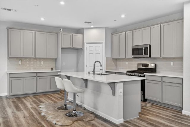 9453 Del Seis Dr, Sacramento, CA 95829