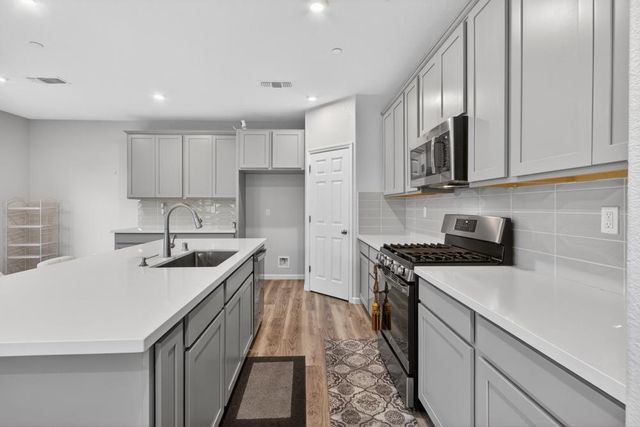 9453 Del Seis Dr, Sacramento, CA 95829