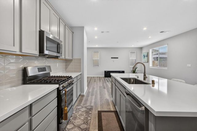 9453 Del Seis Dr, Sacramento, CA 95829