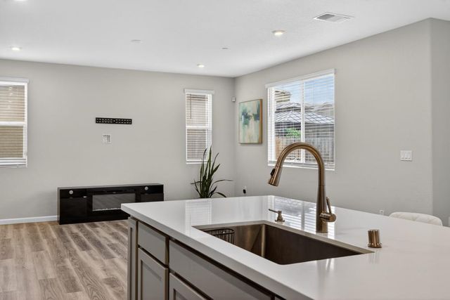 9453 Del Seis Dr, Sacramento, CA 95829