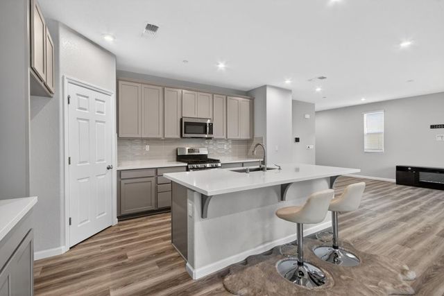 9453 Del Seis Dr, Sacramento, CA 95829