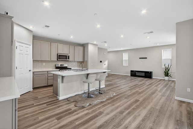 9453 Del Seis Dr, Sacramento, CA 95829