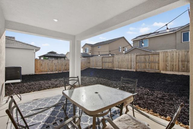 9453 Del Seis Dr, Sacramento, CA 95829