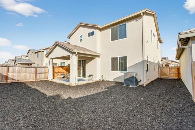 9453 Del Seis Dr, Sacramento, CA 95829