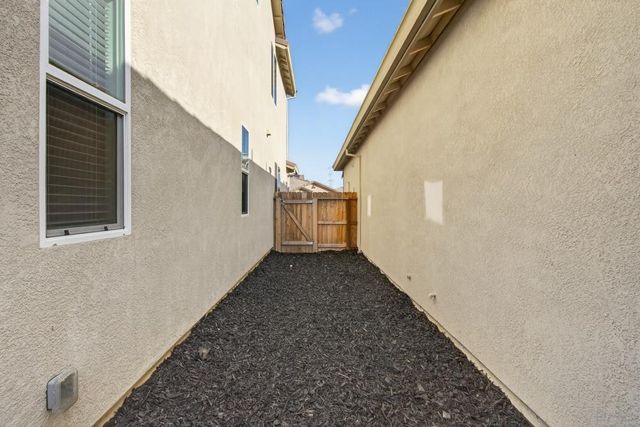 9453 Del Seis Dr, Sacramento, CA 95829