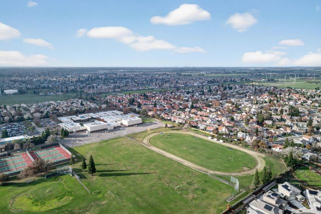 9453 Del Seis Dr, Sacramento, CA 95829