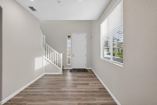 9453 Del Seis Dr, Sacramento, CA 95829