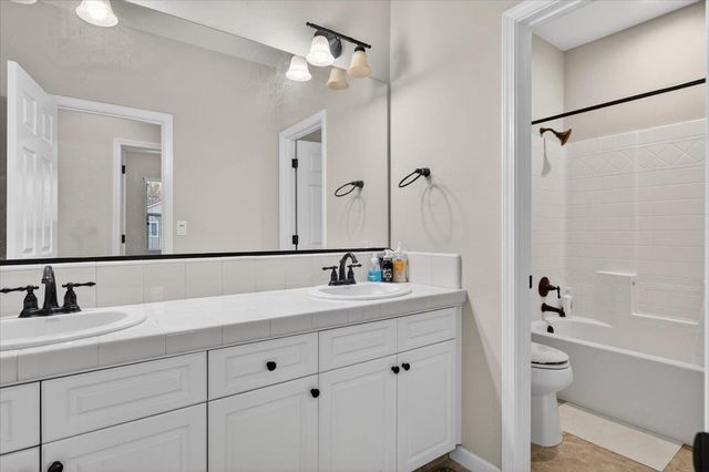 2098 E Axelson Drive, Fresno, CA 93730