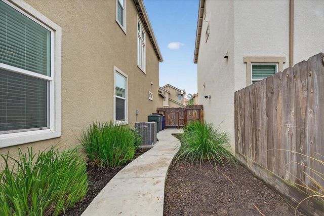 2098 E Axelson Drive, Fresno, CA 93730