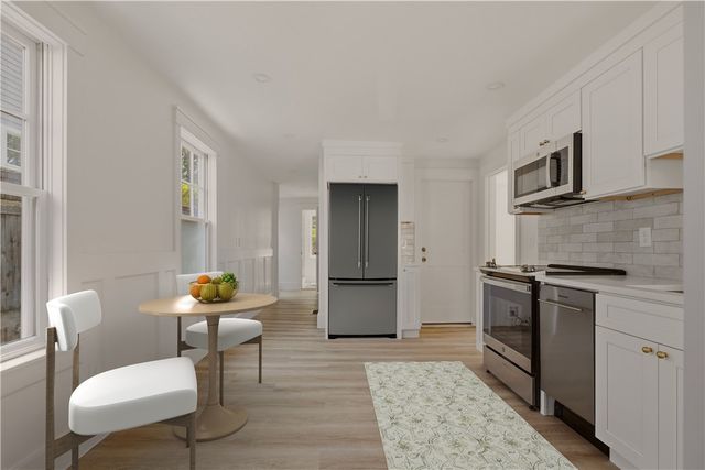 17 Dearborn Street, Newport, RI 02840