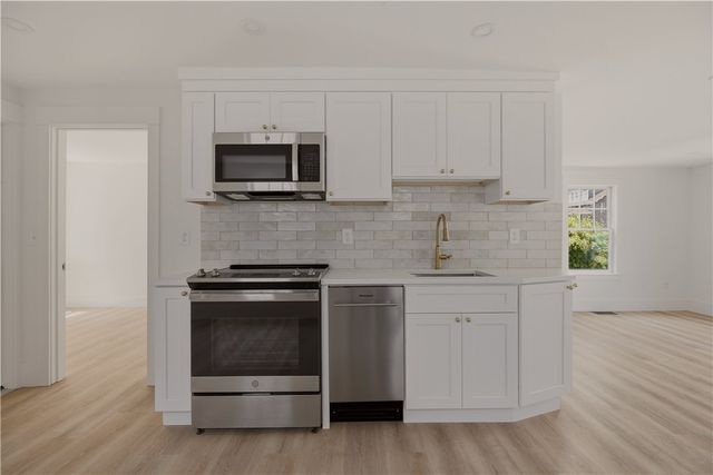 17 Dearborn Street, Newport, RI 02840