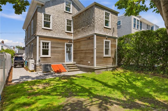 17 Dearborn Street, Newport, RI 02840