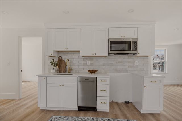 17 Dearborn Street, Newport, RI 02840