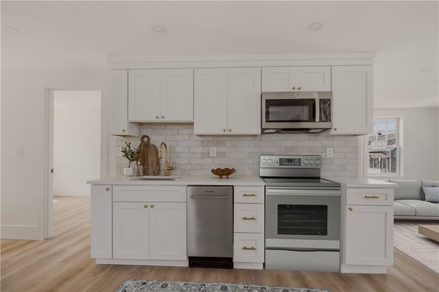 17 Dearborn Street, Newport, RI 02840
