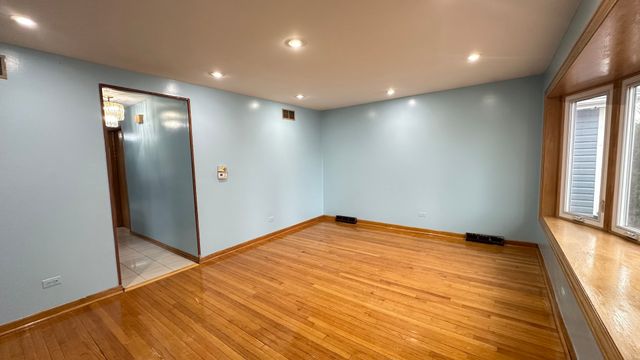 4819 W WINNEMAC Avenue, Chicago, IL 60630