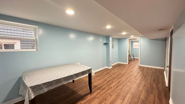 4819 W WINNEMAC Avenue, Chicago, IL 60630