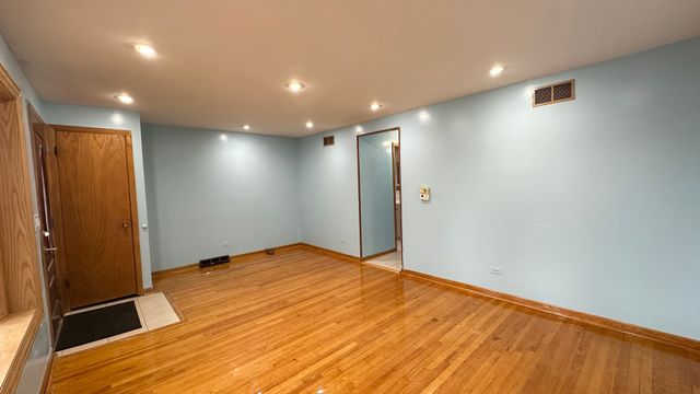 4819 W WINNEMAC Avenue, Chicago, IL 60630