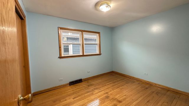 4819 W WINNEMAC Avenue, Chicago, IL 60630