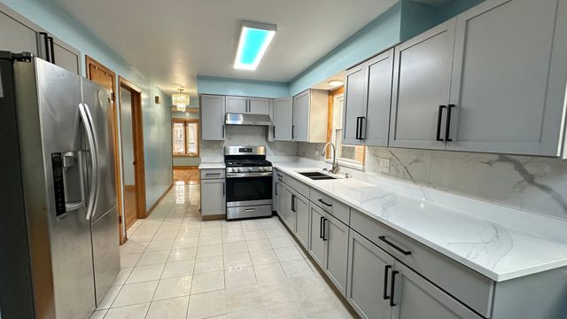 4819 W WINNEMAC Avenue, Chicago, IL 60630