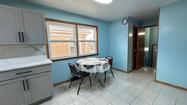 4819 W WINNEMAC Avenue, Chicago, IL 60630