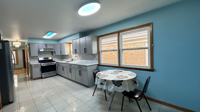 4819 W WINNEMAC Avenue, Chicago, IL 60630