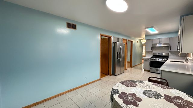 4819 W WINNEMAC Avenue, Chicago, IL 60630