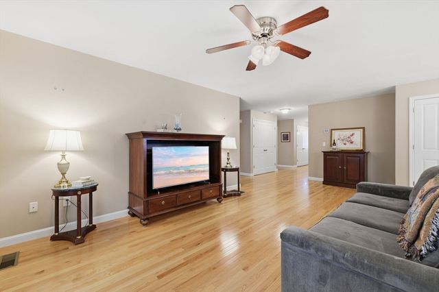 39 Russell Farm Dr 39, Methuen, MA 01844