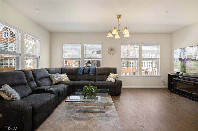 55 Landmark Ln, Fair Lawn Boro, NJ 07410