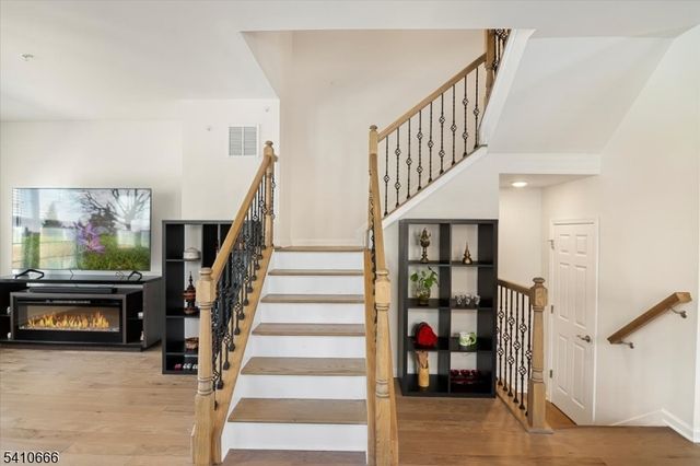 55 Landmark Ln, Fair Lawn Boro, NJ 07410