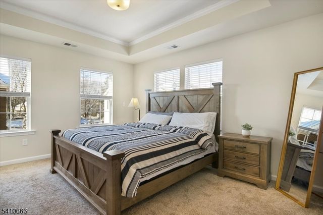 55 Landmark Ln, Fair Lawn Boro, NJ 07410