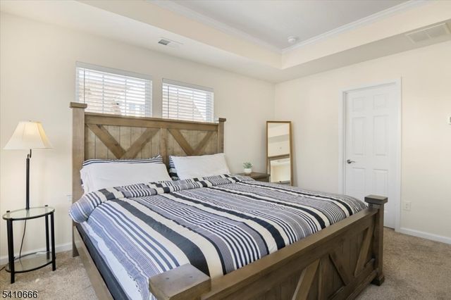 55 Landmark Ln, Fair Lawn Boro, NJ 07410