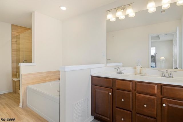 55 Landmark Ln, Fair Lawn Boro, NJ 07410