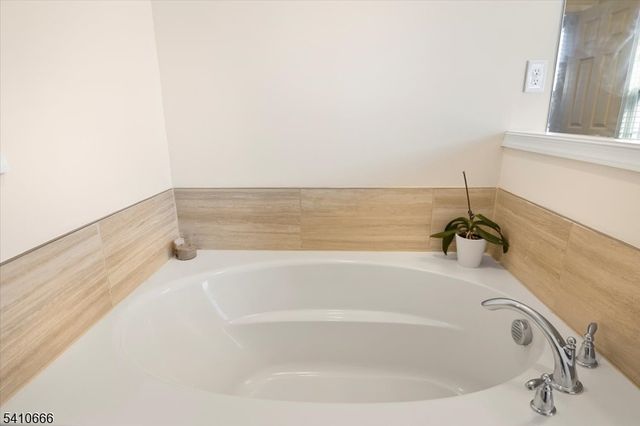 55 Landmark Ln, Fair Lawn Boro, NJ 07410