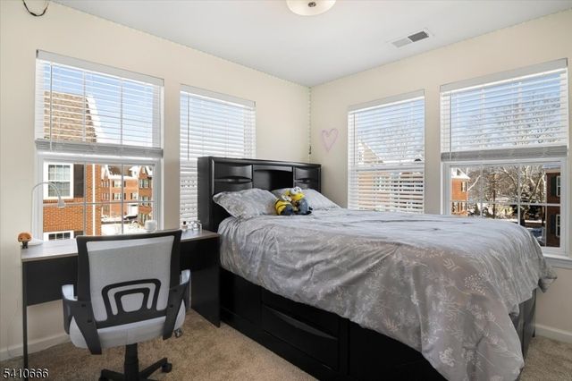 55 Landmark Ln, Fair Lawn Boro, NJ 07410